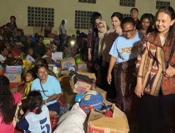 Ketum Bhayangkari Juliati Sigit Prabowo Hibur Pengungsi Korban Erupsi Gunung Lewotobi