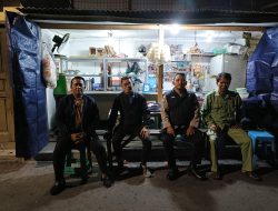 Patroli Malam hari Bhabinkamtibmas Gunung Sahari Utara Sambangi Pos Satkamling RW. 01