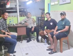 Bersama Ketua RW Dan Keamanan 04, Bhabinkamtibmas Kebon Melati Patroli Dialogis Pemukiman Malam Hari Sebagai Cooling System Menjelang Pilkada