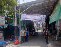 Bhabinkamtibmas Karang Anyar Bersama Warga Pasang Spanduk Stop Tawuran di Titik Rawan Konflik