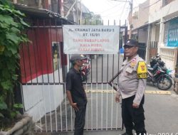 Sambang Poskamling, Bhabinkamtibmas Johar Baru Imbau Petugas Satkamling Jaga Wilayah Aman Ciptakan Pilkada Damai