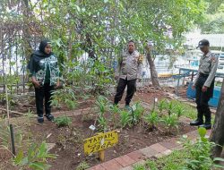 Bhabinkamtibmas Karang Anyar Pantau Program Ketahanan Pangan di RPTRA Karang Anyar