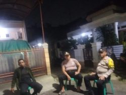 Bhabinkamtibmas Johar Baru Lakukan Patroli dan Sambang Pos Kamling, Imbau Satkamling Jaga Keamanan Lingkungan