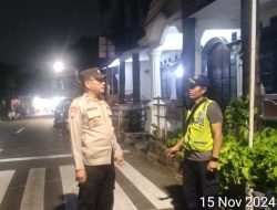 Patroli Dini Hari Bhabinkamtibmas Johar Baru Sambangi Poskamling untuk Imbau Keamanan