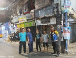 Jaga Wilayah Aman, Bhabinkamtibmas Kampung Rawa Patroli Bersama Tokoh Masyarakat dan Warga Antisipasi Tawuran Remaja