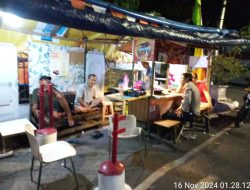 Patroli Dini Hari Kapolsubsektor Kayu Awet Sambang Dialogis Imbau Warga Turut Serta Ciptakan Wilayah Aman Suasana Pilkada