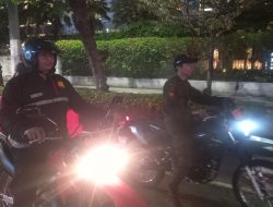 TNI-Polri Membubarkan Kerumunan Warga Menteng Demi Mengantisipasi Aksi Tawuran