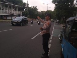 Kapolsubsektor Galur Melaksanakan Pengaturan Lalu Lintas Sore Hari