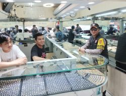 Patroli Dialogis Bhabinkamtibmas Kampung Rawa Sambang Berikan Imbauan kepada Pemilik Toko Emas