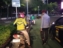 Membubarkan Warga Masyarakat Depan Hotel Kempinsky Menteng Demi Mengantisipasi Tawuran