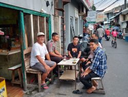 Bhabinkamtibmas Karet Tengsin Bersama Siswa Latja Sambang Ketua RW 05 Dan Pengurus RW Sampaikan Imbauan Kamtibmas Menjelang Pilkada