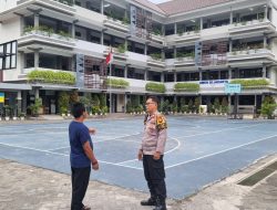 Bhabinkamtibmas Karet Tengsin Bersama Petugas Keamanan Pengecekan Lokasi TPS 28