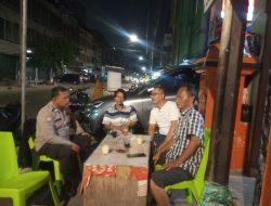 Antisipasi Gangguan Kamtibmas, Bhabinkamtibmas Karang Anyar Sambangi Warga di Jalan Lautze