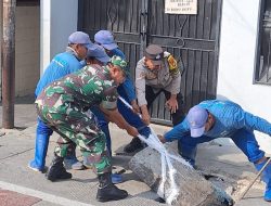 Gerebek Lumpur di Jalan Rasela 1, Bhabinkamtibmas dan Tiga Pilar Bersihkan Lingkungan RW 02 Gunung Sahari Utara