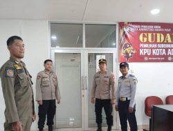 Pengamanan Gudang Logistik KPU oleh Polsek Johar Baru, Satpol PP, dan Dishub Jelang Pemungutan Suara
