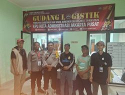 Personil Polsek Menteng Pengamanan Gudang Logistik Di Kantor PPK Kecamatan Menteng
