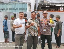 Bhabinkamtibmas dan Satpol PP Monitoring Penghitungan Suara Hasil Pencoblosan di TPS Wilayah Kelurahan Kampung Rawa