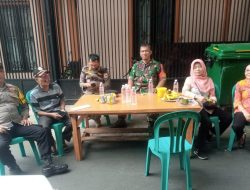 Bhabinkamtibmas Bersama Babinsa dan Satpol. PP. Patroli Ke Pemukiman Sambangi Ketua RW dan Warga