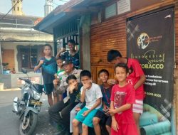 Patroli Pemukiman Bhabinkamtibmas Johar Baru, Membangun Keakraban dan Pendekatan dengan Anak-anak di Wilayah Binaannya