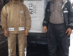 Polsek Metro Gambir Kawal Kotak Suara di Tengah Hujan Demi Kelancaran Pilkada