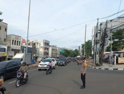 Polsek Metro Gambir Pantau Lalu Lintas Sore di Pertigaan Jalan Biak