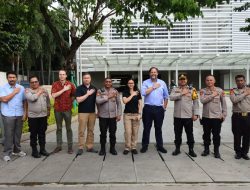 Polsek Metro Gambir dan Polres Metro Jakarta Pusat Amankan Aksi Bela Palestina di Depan Kedubes AS