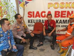 Koordinasi Bhabinkamtibmas dengan Lurah dan PPSU untuk Pemantauan Wilayah Menjelang Musim Hujan