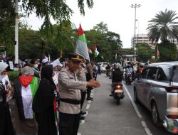 Polsek Metro Gambir Amankan Aksi Bela Palestina di Depan Kedubes AS dengan Pendekatan Humanis