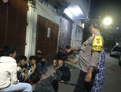Patroli Dini Hari Antisipasi Rawan Tawuran  Bhabinkamtibmas Galur Imbauan Bubarkan Berkumpulnya Anak-anak Remaja RW 06