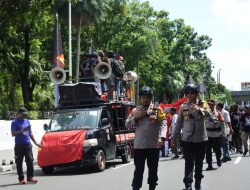 Sinergitas TNI – Polri Amankan Aksi Aliansi Mahasiswa Papua di Monas Dengan dengan Humanis