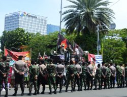Sinergitas TNI – Polri Amankan Aksi Aliansi Mahasiswa Papua di Monas Dengan dengan Humanis