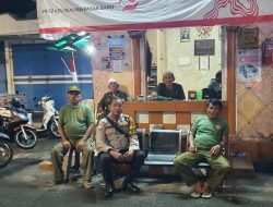 Ngobrol Santai paska Pilkada Bersama Bhabinkamtibmas Pasar Baru Di Pos Kamling
