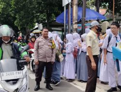 Bhabinkamtibmas kelurahan Kemayoran Melakukan Antisipasi Kepadatan Lalulintas Dan Gesekan Pelajar