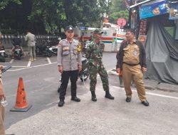 Bhabinkamtibmas Kartini Lakukan Pengalihan Arus Lalulintas Terkait Perbaikan Tiang PLN