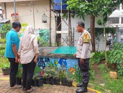 Bhabinkamtibmas Pasar Baru Pantau Kolam Ikan untuk Ketahanan Pangan