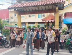 Bhabinkamtibmas kelurahan Serdang Melakukan Pemantauan dan Monitoring Bubaran anak sekolah