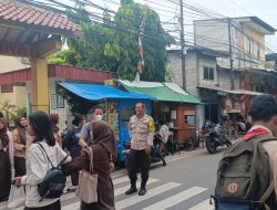 Bhabinkamtibmas kelurahan Serdang Melakukan Pemantauan dan Monitoring Bubaran anak sekolah