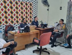 Bhabinkamtibmas Karet Tengsin Bersama Babinsa Dan Siswa Latja Sambang Petugas PPS