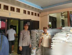 Bhabinkamtibmas Bersama Tiga Pilar Monitoring Pendistribusian Beras Dari Bulog Untuk Warga Kurang Mampu Kelurahan Galur