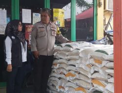 Bhabinkamtibmas Polsek Metro Gambir Pantau Penyaluran Beras Bulog Dari PT Pos di Petojo Selatan