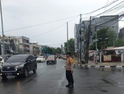 Polsubsektor Roxy Atur Lalu Lintas di Pertigaan Jalan Biak, Arus Lalin Terpantau Lancar