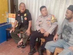 Sambang Warga Bhabinkamtibmas Cempaka Putih Barat Ajak Warga Jaga Keamanan Lingkungan