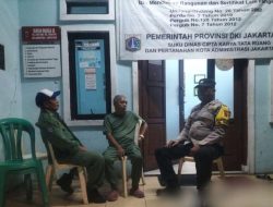 Pasca Pilkada Bhabinkamtibmas Johar Baru Sambang Pos Kamling Imbau Petugas Satkamling RW 06 Jaga Aman dan Damai Kampung Kita