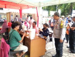 Bhabinkantibmas Mangga Dua Selatan Lakukan Pengamanan Bantuan Beras Dari BULOG