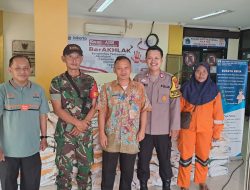 Bhabinkantibmas Kartini Lakukan Pengamanan Bantuan Beras Dari BULOG