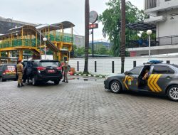 Kapolsek Senen Terjun Langsung Pengamanan Kotak Box Hasil Rekapitulasi Pilkada DKI Jakarta