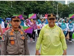 Kapolsubsektor Juanda IPDA Sutarman Laksanakan Pengamanan Aksi Gerak Jalan Ibu-ibu PKK dalam Rangka Hari Ibu di Kawasan Monas