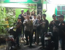 Bhabinkamtibmas Polsek Metro Gambir Sambangi Pos FBR untuk Jaga Stabilitas Wilayah
