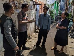 Pasca Pilkada, Bhabinkamtibmas Kampung Rawa Patroli Pemukiman Bersama Tokoh Masyarakat Jaga Wilayah Aman Dan Damai