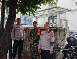 Samapta Polsek Senen Bersama Babinsa Pengamanan Ibadah Minggu di Gereja GKI Kwitang